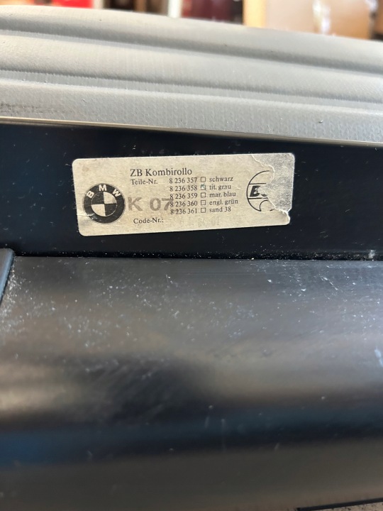 STORE COUVERCLES DE COFFRE BMW E39 3.0 UNIVERSEL 2001R