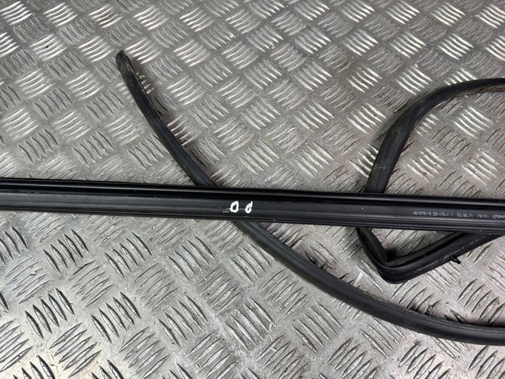 JOINT D'ÉTANCHÉITÉ VITRES COUPÉ AVANT CÔTÉ DROITE MASERATI GRANCABRIO M145 80091200