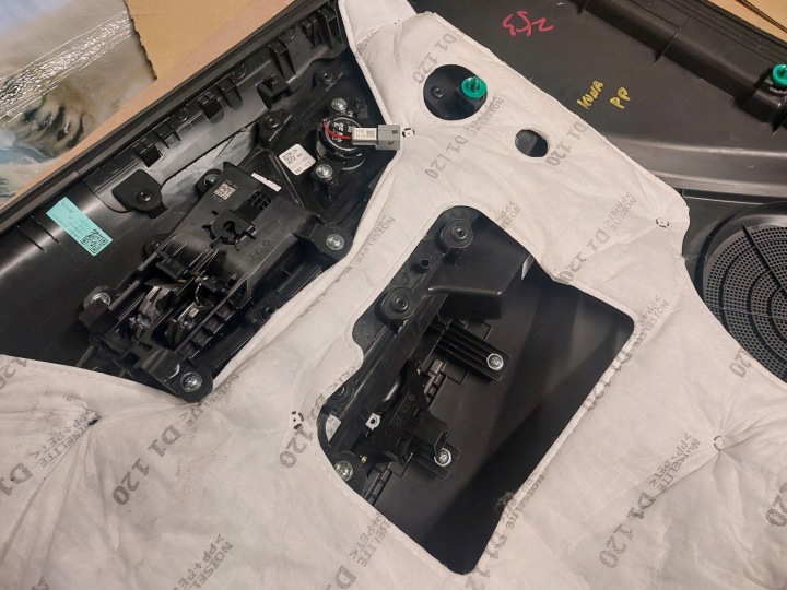 GARNITURE COLLECTEUR PORTES DROIT AVANT HYUNDAI KONA I 82380-J9000