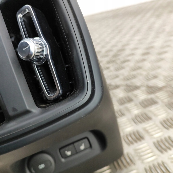VOLVO XC40 2023 TUNNEL CENTRAL