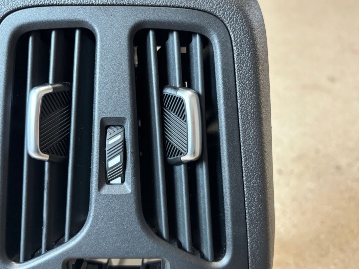 GRILLE CONDUIT D'AIR CONSOLES CENTRALE ARRIÈRE BMW X1 U11 8464144