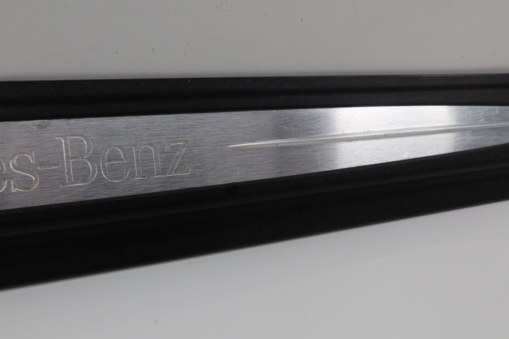 MERCEDES W209 CLK MOULURE SEUIL GAUCHE REVÊTEMENT SEUIL AVANT 2096800135