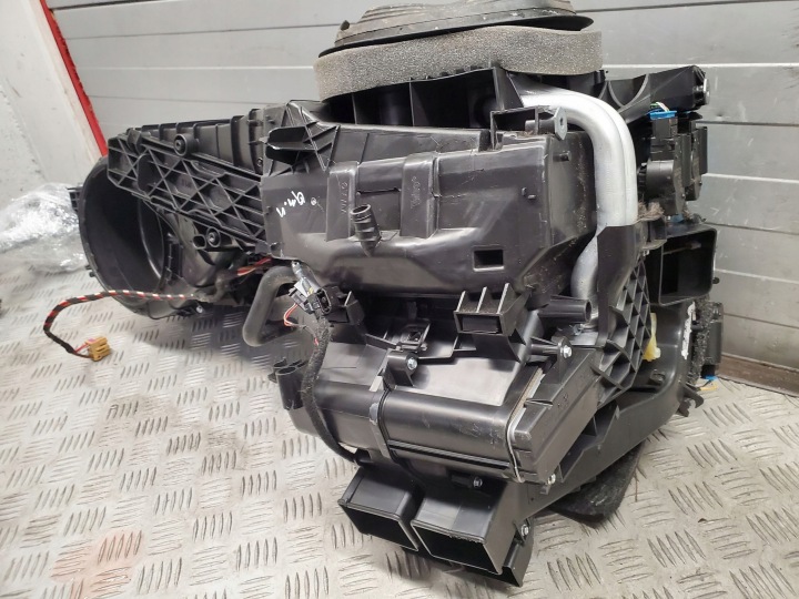 AUDI Q3 8U 8U1820003D AVANT CÔTÉ DROITE CHAUFFAGE