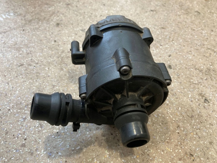 SUPPLÉMENTAIRE POMPE À EAU BMW X5 G05 8482744