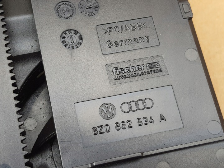 POIGNÉE SUR BOISSONS AUDI A2 99-05 ORIGINAL 8Z0862534A