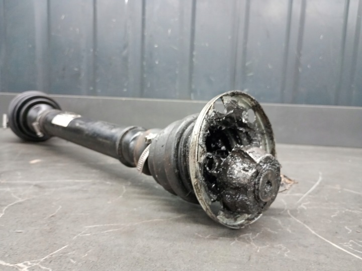 8D0407271AH DEMI-ARBRE GAUCHE AVANT AUDI A4 B5