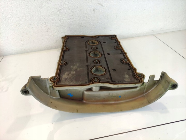 AUDI A6 C5 3.0 COUVERCLE DE SOUPAPES 06C103472
