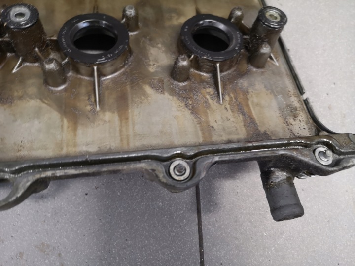 COUVERCLE DE SOUPAPES GAUCHE AUDI A8 D2 4.2 RESTYLAGE 077103475N