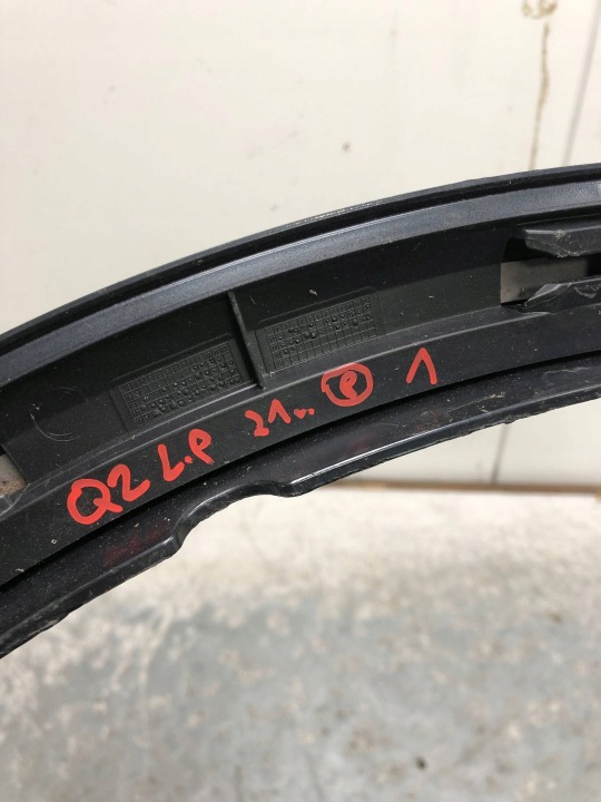 MOULURE PASSAGE DE ROUE GAUCHE AVANT AUDI Q2 81A853717A