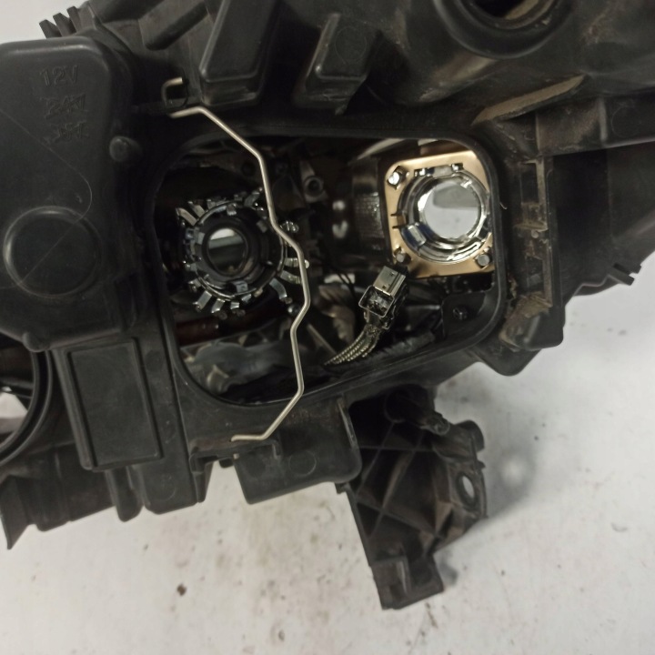 FORD KUGA MK2 PHARE DROITE AVANT 90021743 ENDOMMAGÉE
