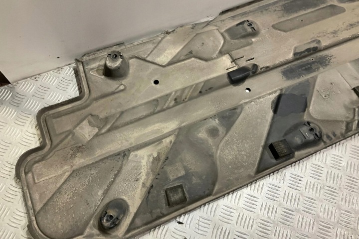 DROITE PROTECTION CHÂSSIS MERCEDES-BENZ C (W204) A2046800900 2.1L DIESEL 2013