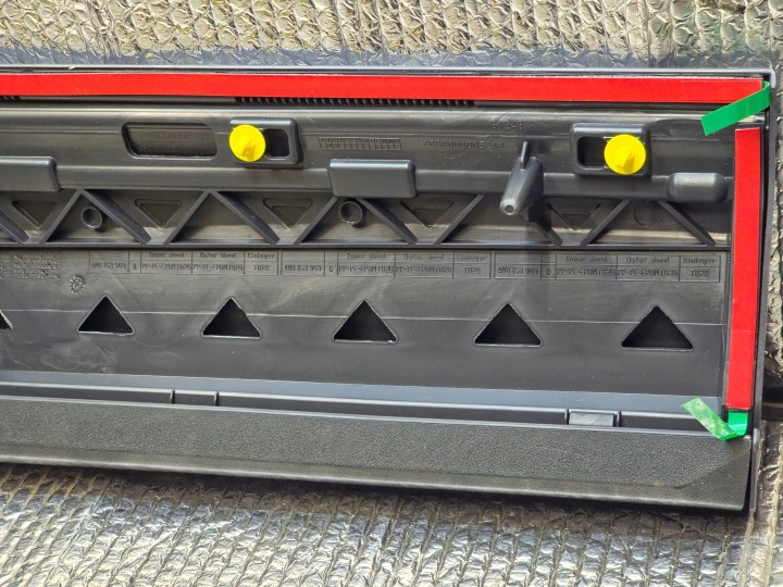 AUDI Q8 MOULURE PORTES GAUCHE AVANT 4M8853959B