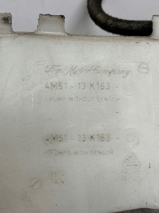 FORD FOCUS 2009 RÉSERVOIRS LIQUIDE VERS LAVE-GLACES
