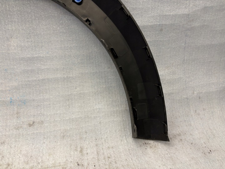 MOULURE GARDE-BOUE GAUCHE AVANT DACIA SANDERO III