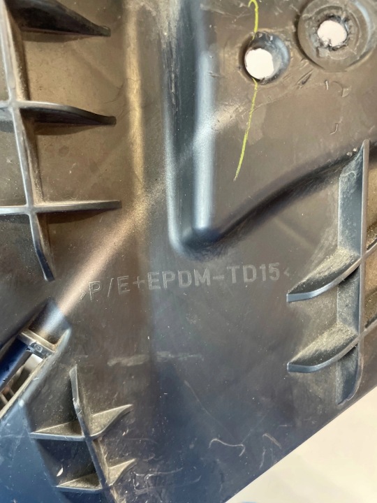 GLISSIÈRE FIXATION GARDE-BOUE AVANT GAUCHE RENAULT TRAFIC II VIVARO A