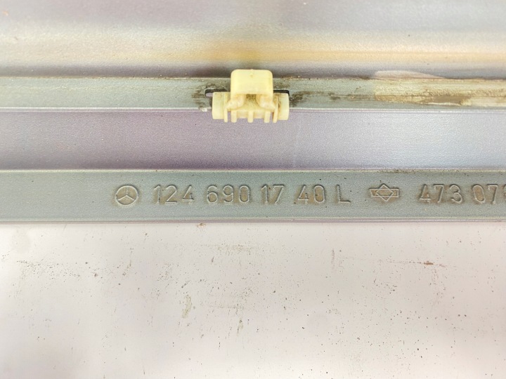 LARGE MOULURE LATÉRALE CHROME PORTES GAUCHE ARRIÈRE ARRIÈRE MERCEDES W124 1246901740