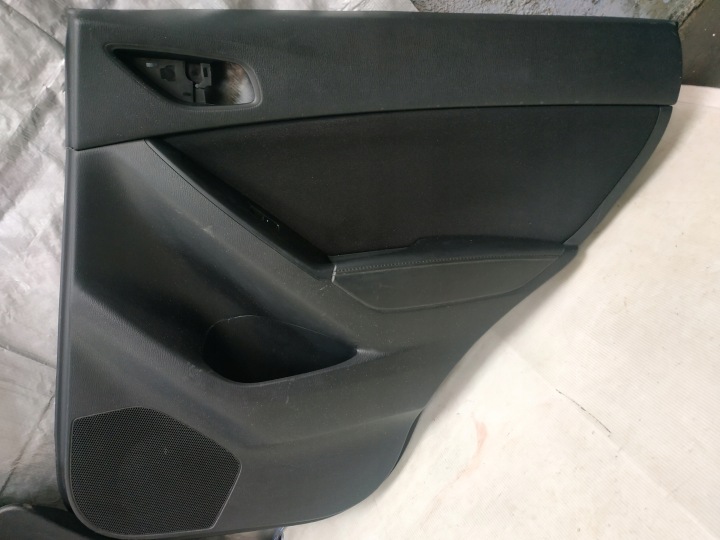 MAZDA CX-5 BOCZKI/POSZYCIE PORTES ARRIÈRE KD45685N1