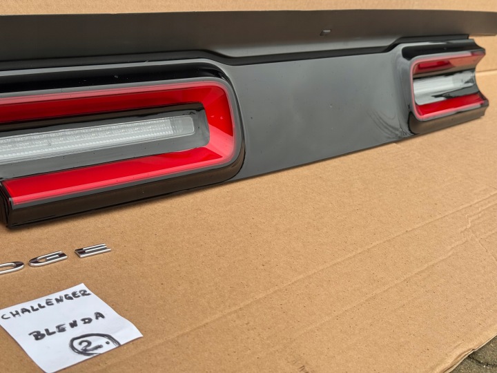 DODGE CHALLENGER CACHE ARRIÈRE PHARE 2015+ PARFAITE