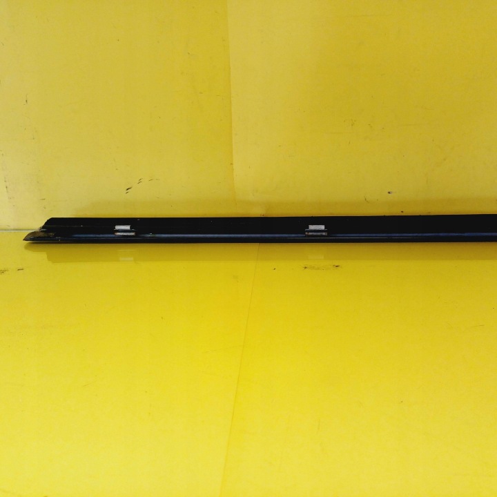 MOULURE RACLOIR DROIT AVANT MERCEDES ESSENCE C W203 BERLINE NR214