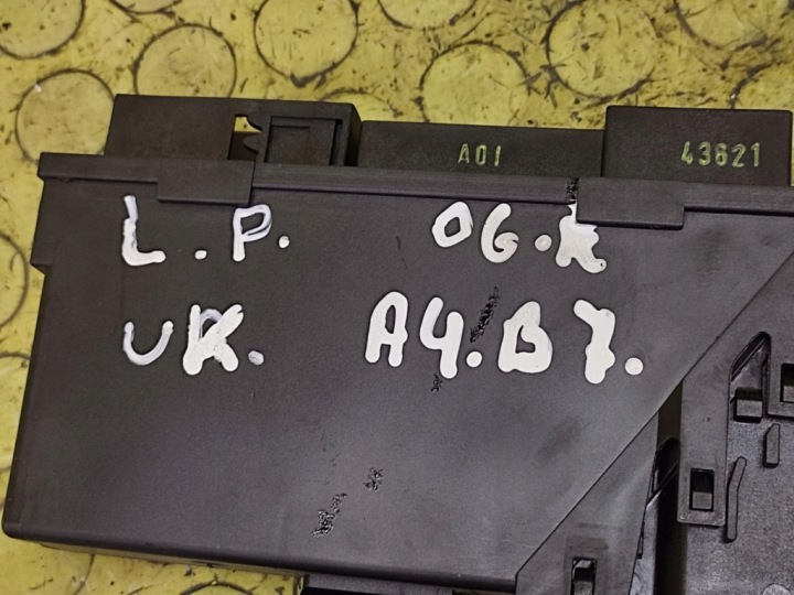 AUDI A4 B7 PETIT MOTEUR VITRES GAUCHE AVANT 8E2959801F