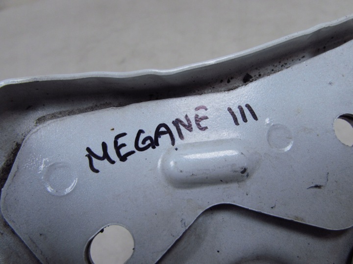 RENAULT MEGANE III POIGNÉE FIXATION SUPPORT GARDE-BOUE DROIT TEQNC 6256002E