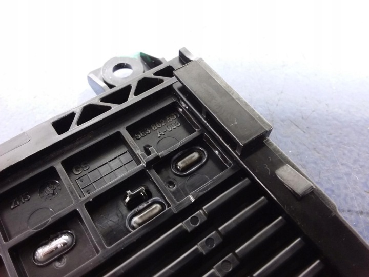 SKODA OCTAVIA IV STORE BOÎTE À GANTS SUR GODETS 5E3862531A