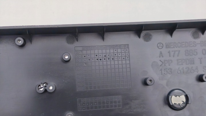MERCEDES A CLASSE DANS 177 AMG MOULURE RONDELLE SOUS TABLICE AVANT (TC910)