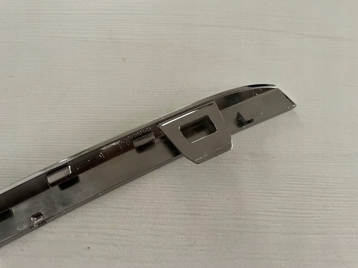 PEUGEOT 208 I A9 LIFT 2015-2019 MOULURE MONOGRAM GRILLE DE RADIATEUR VERT OE