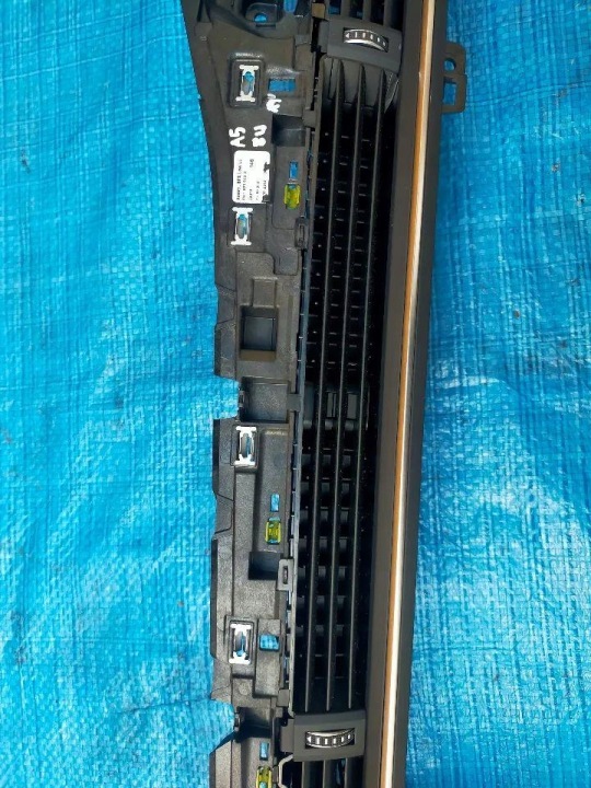 AUDI A5 8W GRILLE CONDUIT D'AIR CONSOLES CENTRALE 8W1820902D