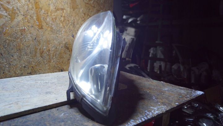 MERCEDES W169 PHARE DROIT AVANT UK LENTILLE (S2436)