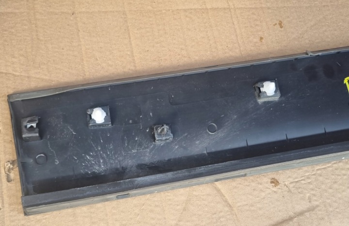 MOULURE PORTES DROIT AVANT VW T-CROSS 2GM854940G