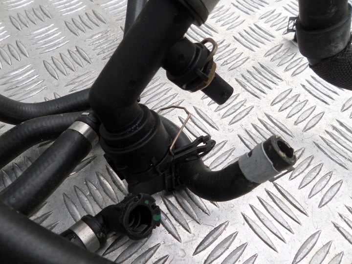 VOLVO XC60 II B5 TUYAU TUYAU FIL CONDUITES DE DÉRIVATION EAU 32249719