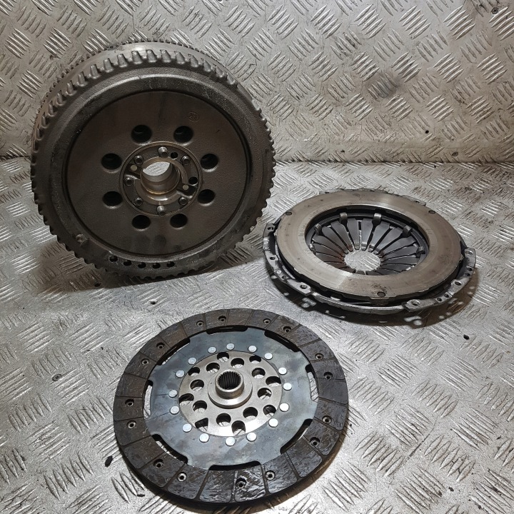 EMBRAYAGE COMPLET MITSUBISHI COLT 6 415036710 ADC430139