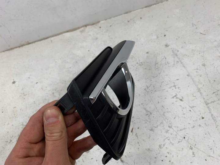 INFINITI Q50 13- COURROIE GRILLE HALOGÈNE DROITE ORIGINE