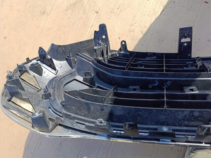 TOYOTA HILUX LIFT VIII 20- GRILLE CALANDRE AVANT ORIGINAL