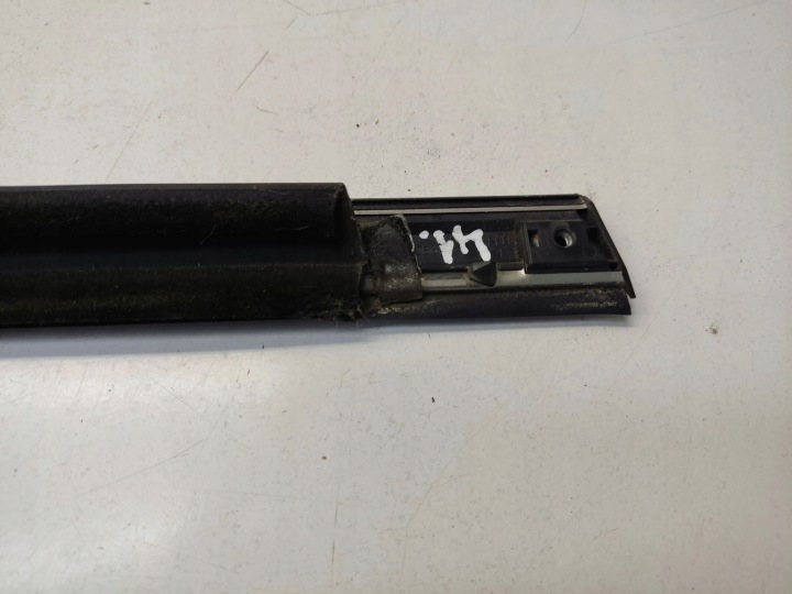 CHRYSLER 300 300C 2007 MOULURE VITRES PORTES AVANT 62083