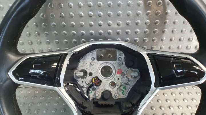 VOLANT VW ID3 CUIR MULTIFONCTION DOTYK 19- 3G0124