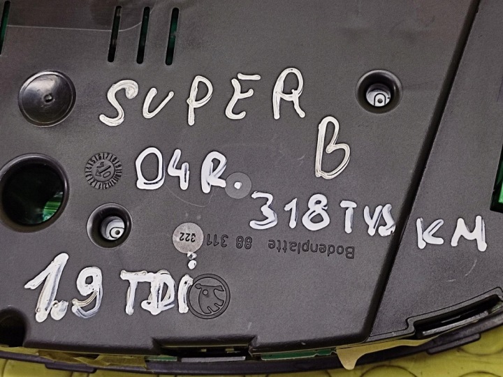 SKODA SUPERB 1.9 TDI COMPTEUR TABLEAU DE BORD 3U0920811A