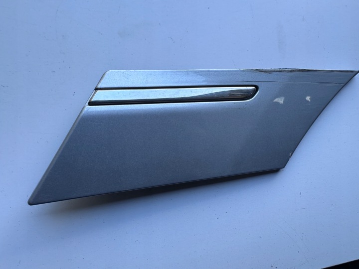 MERCEDES B CLASSE W245 MOULURE GARDE-BOUE PASSAGE DE ROUE TRIANGLE GAUCHE BLEUE CHROME