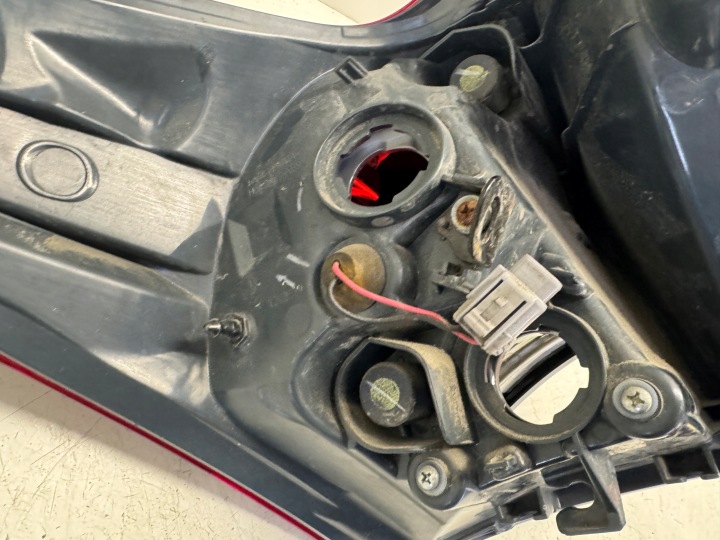 TOYOTA AURIS II LIFT HAYON PHARE DROIT ARRIÈRE 02-343