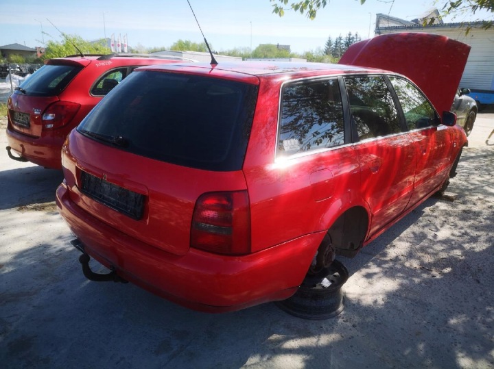 AUDI A4 BOÎTE FUSIBLES 1998 2.0L 8L0941822A 896083000
