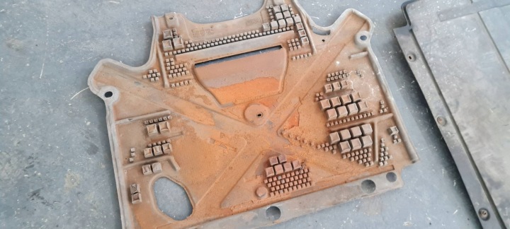 Q5 8R PROTECTION INFÉRIEURE PLAQUE SOUS MOTEUR BOÎTES 2.0 TDI 8R0863821B