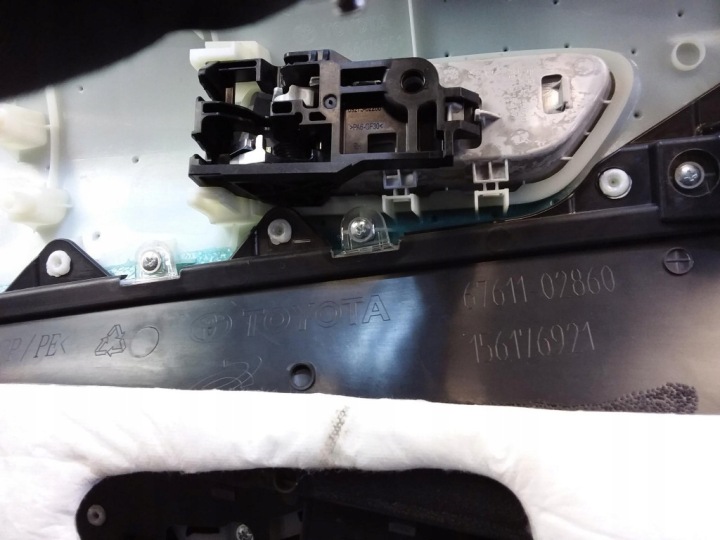 COROLLA E21 GARNITURE PORTES AVANT DROIT
