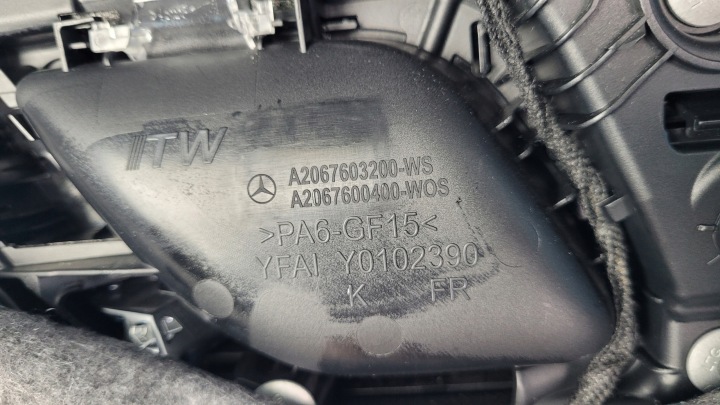 MERCEDES W206 C200 22R COLLECTEUR PORTES DROIT AVANT