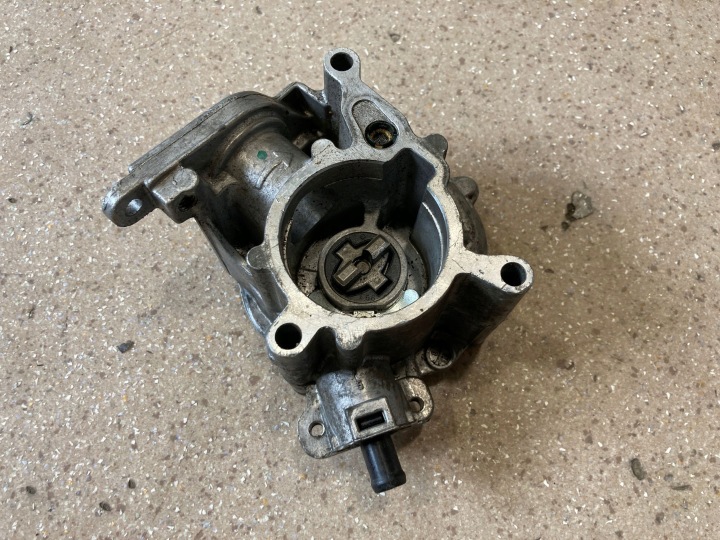POMPE PRESSION (VACUUM) AUDI Q5 SQ5 06J145100C