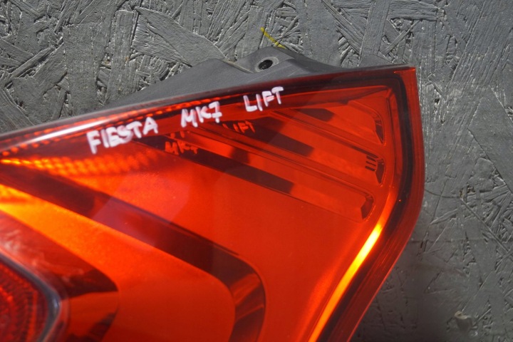FORD FIESTA MK7 LIFT PHARE DROIT ARRIÈRE (S2039)