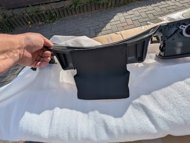 5NB858019 PROTECTION TABLEAU DE BORD VIRTUAL DÉCOR VOLKSWAGEN TIGUAN LIFT 2020-23 BON ÉTAT