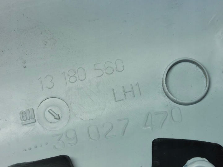 PROTECTION MONTANTS GAUCHE AVANT OPEL CORSA E 13180560