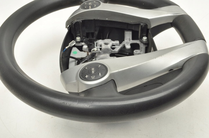 TOYOTA PRIUS III LIFT VOLANT PLASTIQUE MULTIFONCTIONNELLE