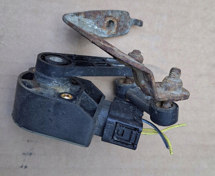 CAPTEUR NIVELLEMENT FEUX AVANT AVANT OPEL VECTRA C 13214749